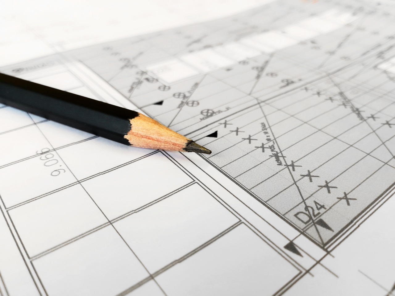 Planung eines Bauprojekts mit Bauplan und Zollstock
